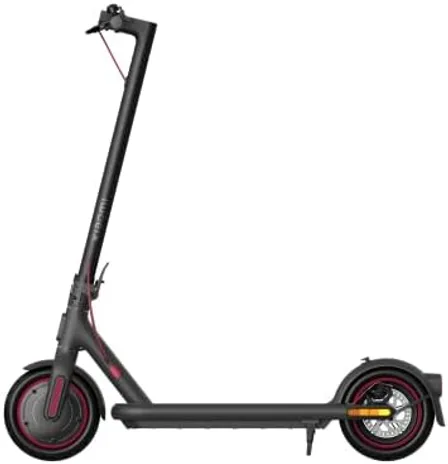 Xiaomi Electric Scooter 4 Pro plegado mostrando el sistema de cierre rápido y la plataforma ancha de aluminio